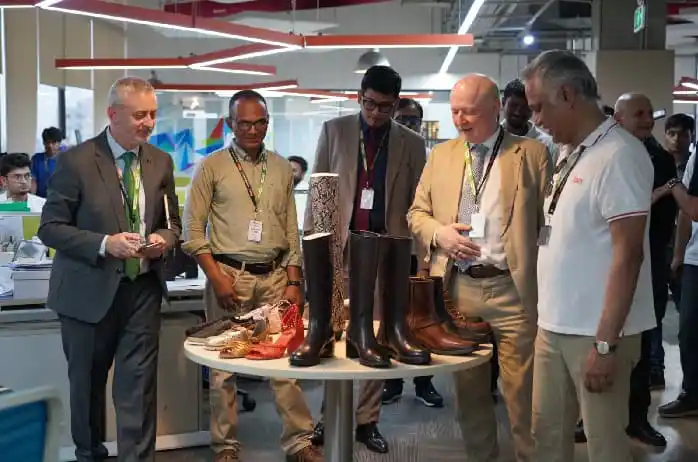 চ্যানেল আই অনলাইন সংবাদ portal এর প্রতিনিধিদল ফুটওয়্যার কারখানা পরিদর্শন করছে. Channel i News - চ্যানেল আই নিউজ