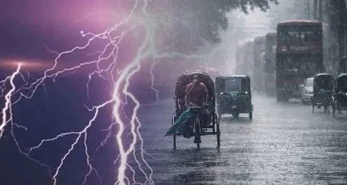 বৃষ্টির সময় বজ্রপাতের দৃশ্য, ঢাকায় যানবাহন ও রিকশা চলাচল করছে. Channel i News - চ্যানেল আই নিউজ