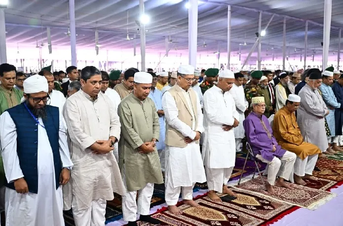 ঈদুল আজহার নামাজ আদায় করলেন স্বরাষ্ট্রমন্ত্রী