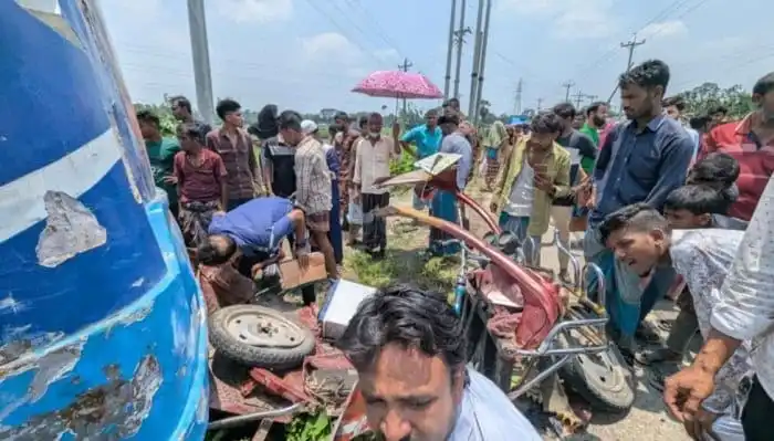 বাসচাপায় অটোরিকশার ৩ নারী নিহতের ঘটনাস্থল, আহতরা উদ্ধার. Channel i News - চ্যানেল আই নিউজ