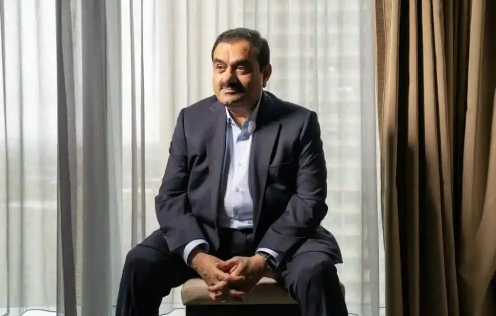 একজন পুরুষ ব্যক্তির ছবি, তিনি স্যুট পরিহিত, বসে আছেন. Channel i News - চ্যানেল আই নিউজ