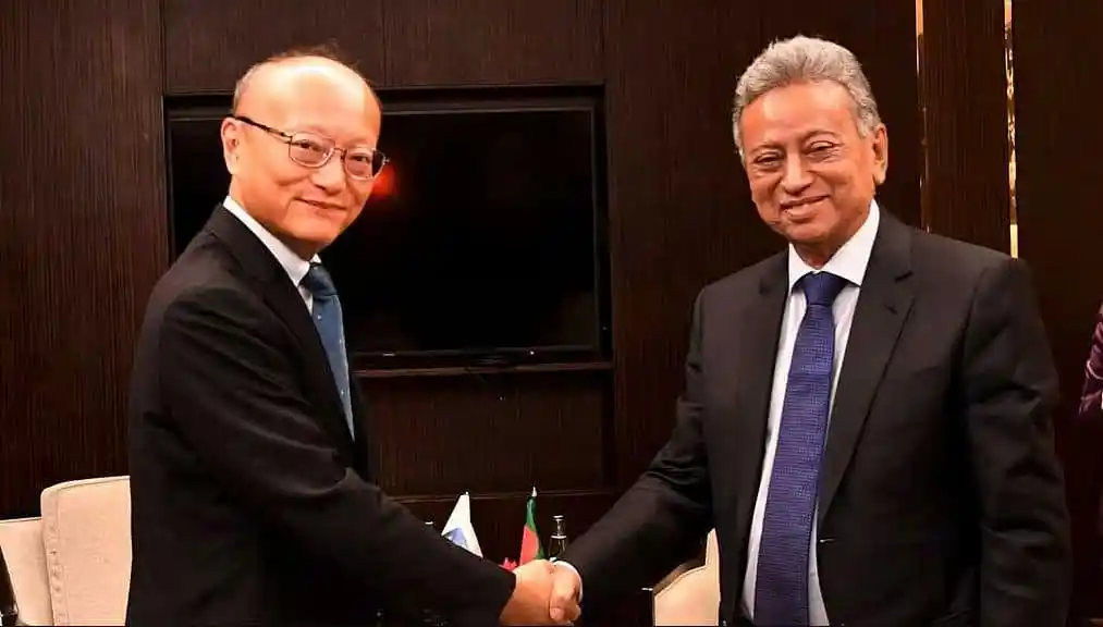 এডিবির সঙ্গে চুক্তি স্বাক্ষর অনুষ্ঠানে দুই কর্মকর্তা. Channel i News - চ্যানেল আই নিউজ