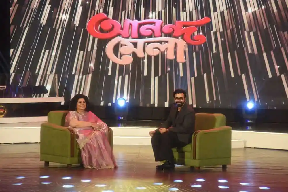 নিশো ও অতিথি আনন্দমেলার সেটে আলোচনা করছেন. Channel i News - চ্যানেল আই নিউজ