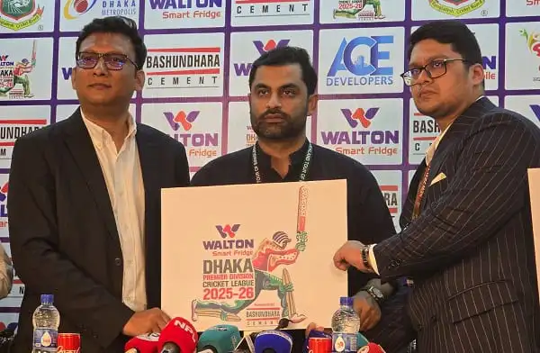 ক্রিকেটারদের উদ্বোধনী অনুষ্ঠানে অংশগ্রহণকারী তিন ব্যক্তি, একটি বোর্ডের সামনে. Channel i News - চ্যানেল আই নিউজ