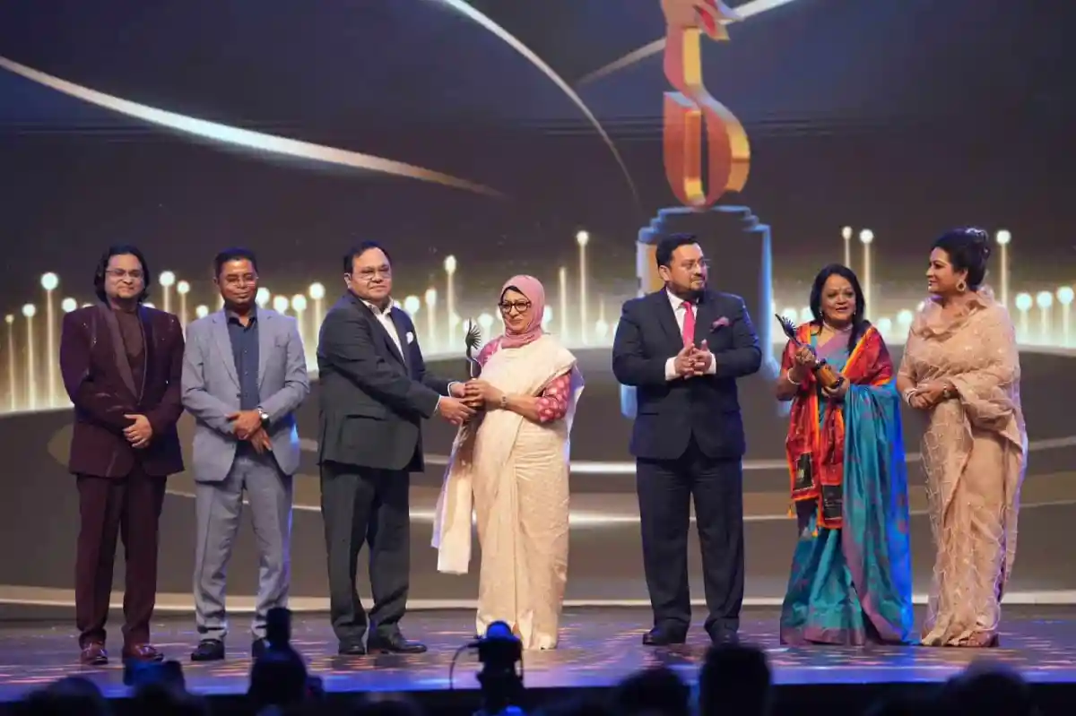 চ্যানেল আই অনলাইন পুরস্কার বিতরণী অনুষ্ঠানে অতিথি ও বিজয়ীরা. Channel i News - চ্যানেল আই নিউজ