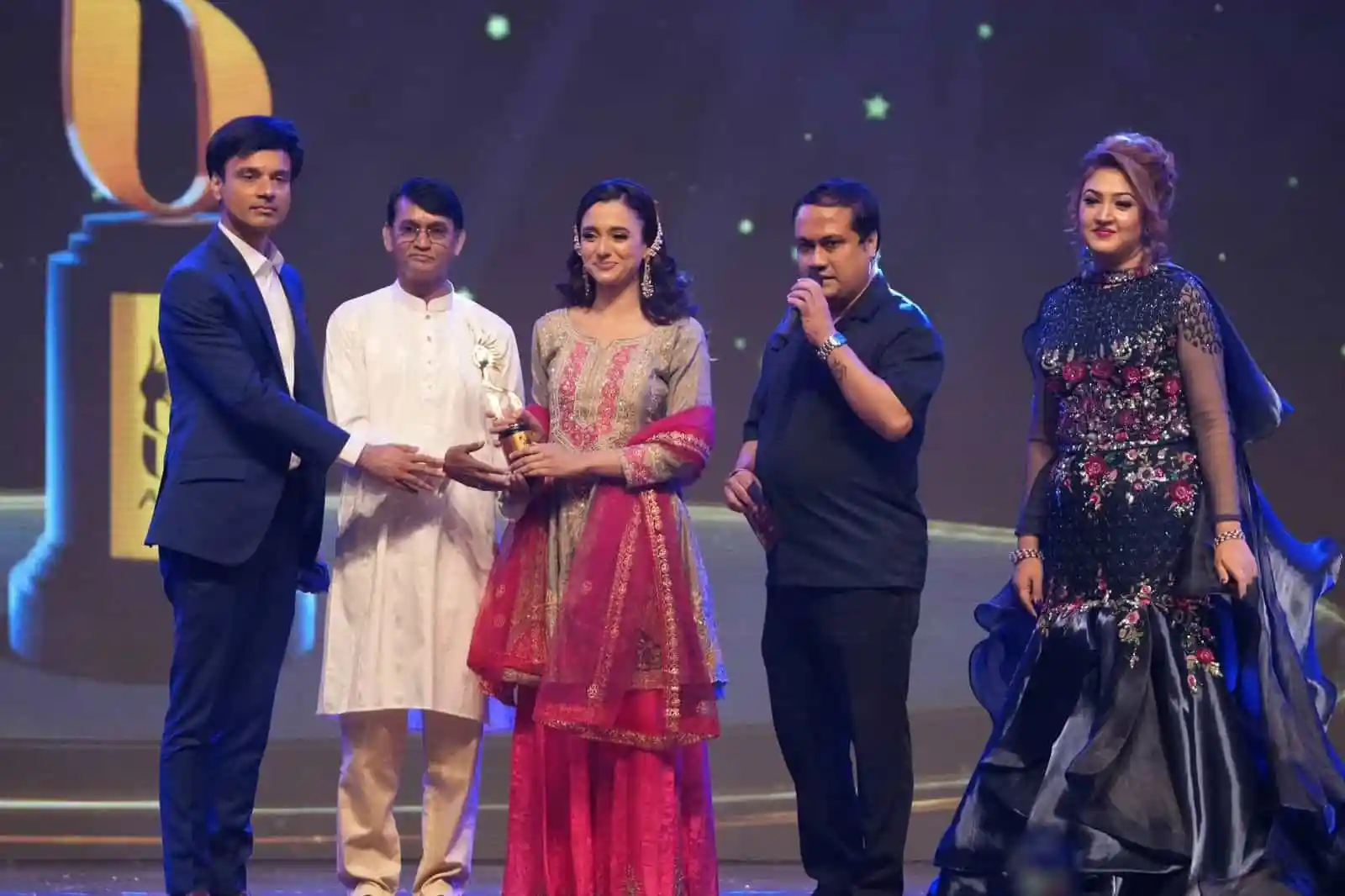 চ্যানেল আই অনলাইন পুরস্কার বিতরণী অনুষ্ঠানে তারকারা উপস্থিত. Channel i News - চ্যানেল আই নিউজ