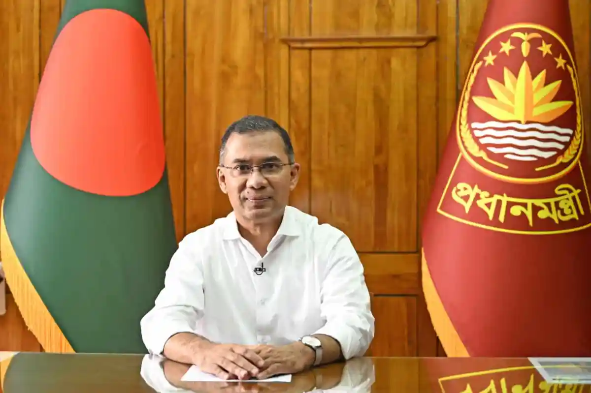 প্রধানমন্ত্রী শেখ হাসিনা বাংলাদেশের জাতীয় পতাকা ও দলীয় পতাকাসহ বসে আছেন. Channel i News - চ্যানেল আই নিউজ