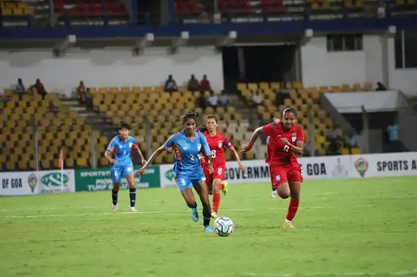 বাংলাদেশ নারী ফুটবল দল প্রতিপক্ষের বিরুদ্ধে খেলছে, গোলের জন্য দৌড়াচ্ছে. Channel i News - চ্যানেল আই নিউজ
