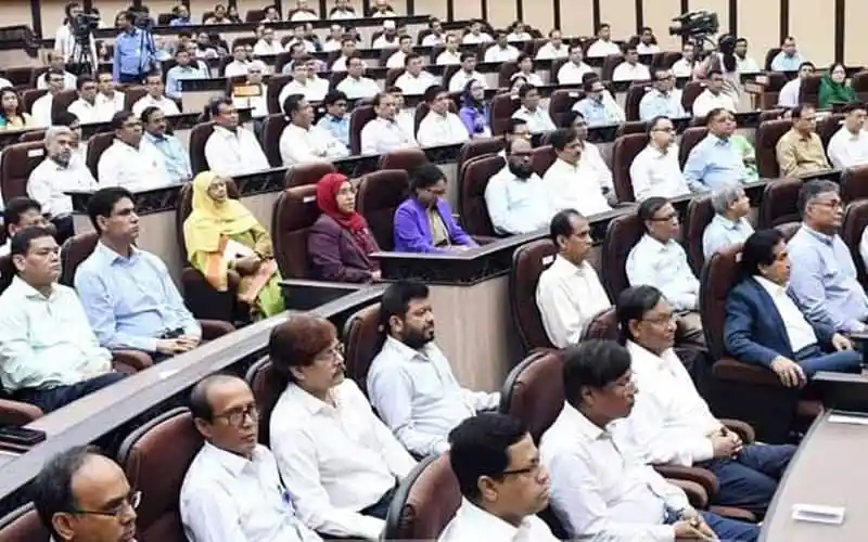 বাংলাদেশের ডিসি সম্মেলনে অংশগ্রহণকারী কর্মকর্তাদের উপস্থিতি. Channel i News - চ্যানেল আই নিউজ