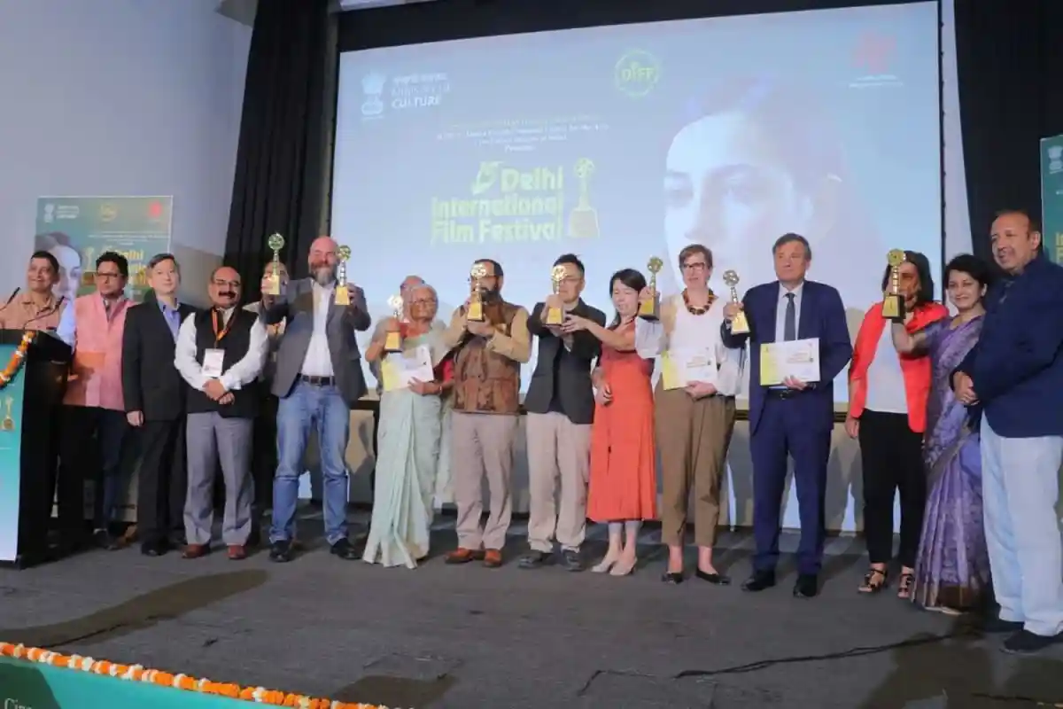 দিল্লি আন্তর্জাতিক চলচ্চিত্র উৎসবে পুরস্কৃত ফরিদুর রেজা সাগ. Channel i News - চ্যানেল আই নিউজ