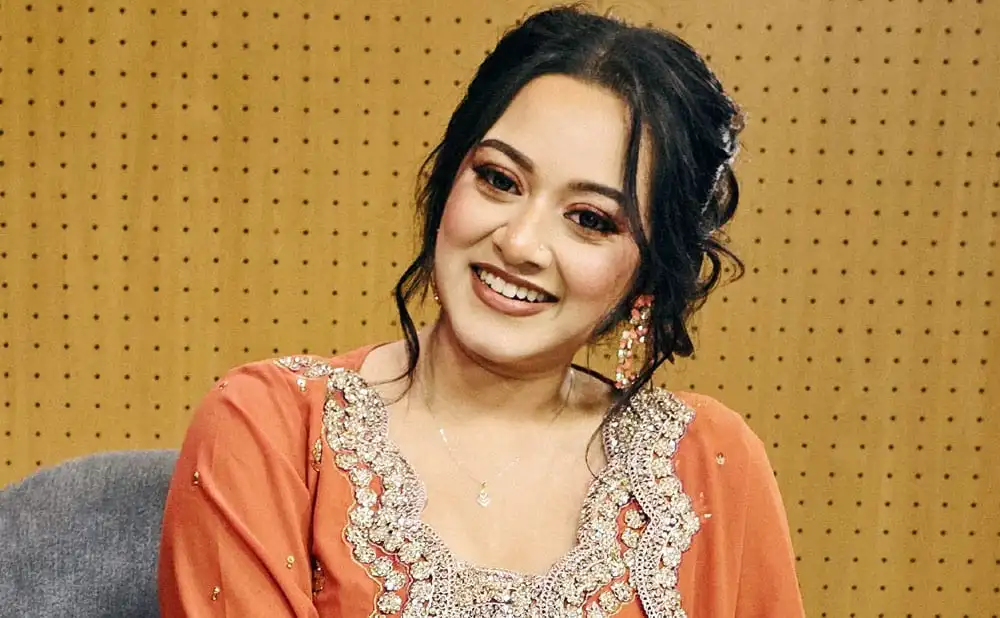 সাংবাদিক দীঘি হাসিমুখে সাক্ষাৎকারের জন্য প্রস্তুত. Channel i News - চ্যানেল আই নিউজ