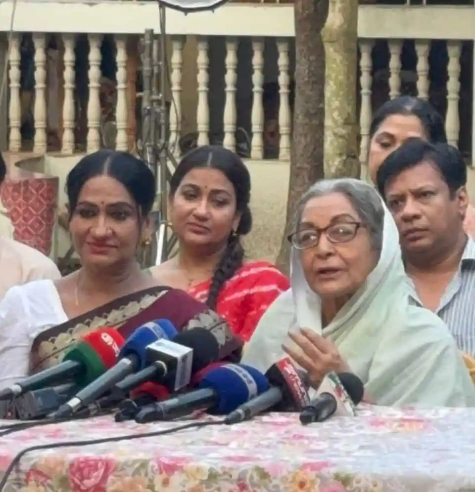 প্রধান নারী নেত্রী সংবাদ সম্মেলনে বক্তব্য দিচ্ছেন, সাংবাদিকদের প্রশ্নের উত্তর দিচ্ছেন. Channel i News - চ্যানেল আই নিউজ