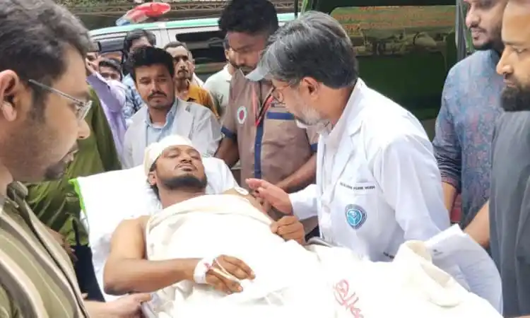 আহত ব্যক্তি হাসপাতালে চিকিৎসাধীন, চিকিৎসক ও স্বজনরা পাশে. Channel i News - চ্যানেল আই নিউজ