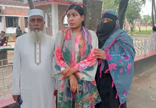 তিনজন নারী ও পুরুষের ছবি, একটি নারী মুখোশ পরা, অন্যরা সাধারণ পোশাক পরা. Channel i News - চ্যানেল আই নিউজ