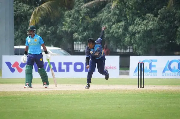 বাংলাদেশ ক্রিকেটাররা মাঠে খেলছে, একটি ক্রিকেট ম্যাচ চলমান. Channel i News - চ্যানেল আই নিউজ