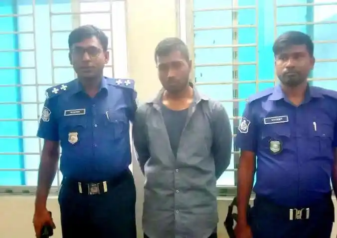 আটক যুবককে নিয়ে দুই পুলিশ কর্মকর্তা, শিশু ধর্ষণের চেষ্টার ঘটনায় গ্রেফতার. Channel i News - চ্যানেল আই নিউজ