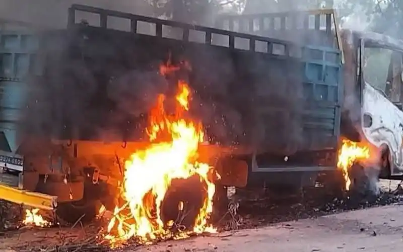 গাজীপুরে গরু চোর সন্দেহে গণপিটুনি ও ট্রাকের আগুন।. Channel i News - চ্যানেল আই নিউজ