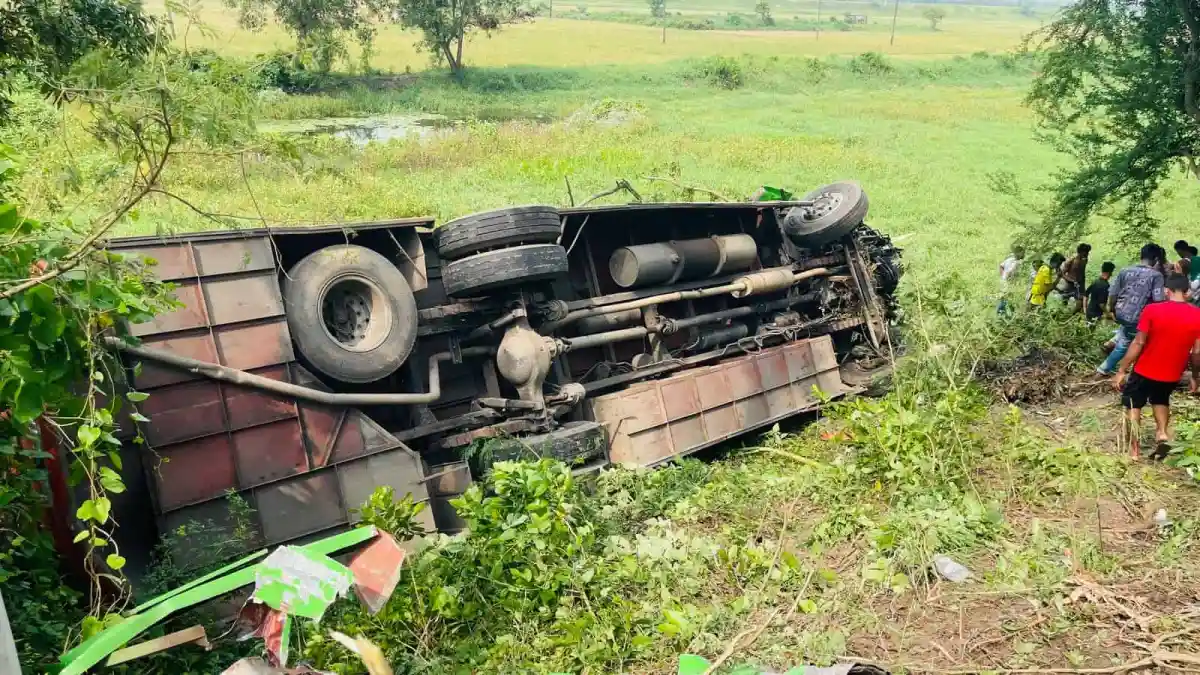 গোপালগঞ্জে সড়ক দুর্ঘটনায় বাস উল্টে গেছে, আহত ও নিহতের খবর. Channel i News - চ্যানেল আই নিউজ