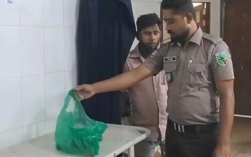 নবজাতকের মরদেহ উদ্ধার, পুলিশ ও স্বজনরা উপস্থিত. Channel i News - চ্যানেল আই নিউজ