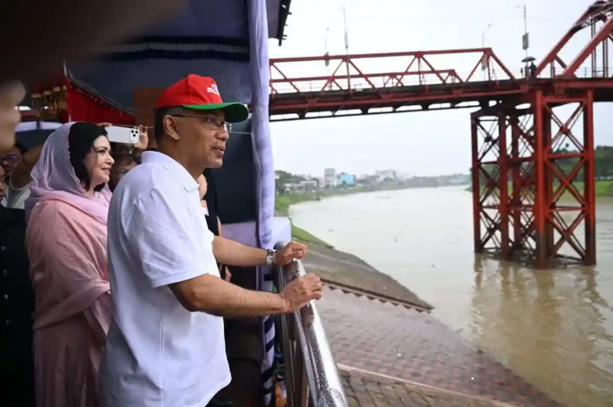 প্রধানমন্ত্রী সুরমা নদীর পাশে দাঁড়িয়ে বন্যা প্রতিরোধী অবকাঠামো দেখছেন. Channel i News - চ্যানেল আই নিউজ