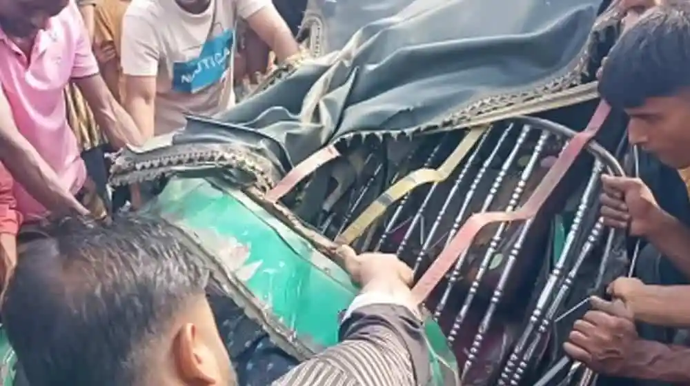 বিপরীতমুখী পিকআপ ও অটোরিকশার সংঘর্ষের দৃশ্য. Channel i News - চ্যানেল আই নিউজ
