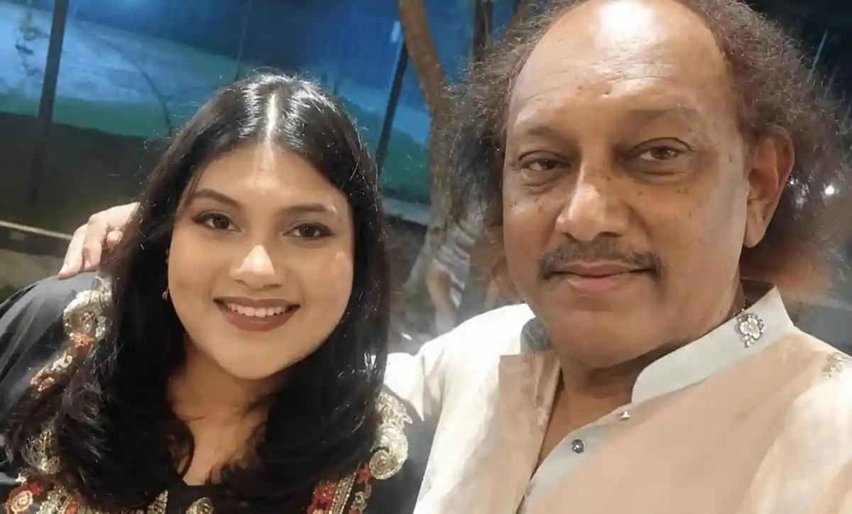 কারিনা ও তার বাবা হাসিমুখে ছবি তুলেছেন. Channel i News - চ্যানেল আই নিউজ