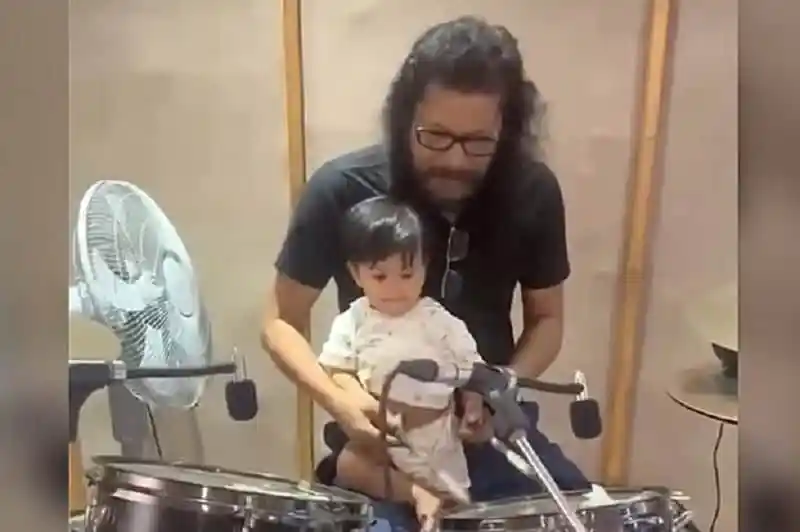 জেমস তার সন্তানের সাথে ড্রামস বাজাচ্ছেন, শেখাচ্ছেন।. Channel i News - চ্যানেল আই নিউজ