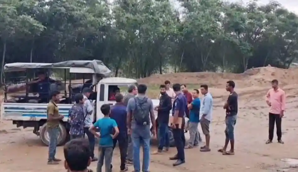 নদীতে ভেসে যাওয়ার চারদিন পর নৈশ প্রহরীর লাশ উদ্ধার, স্থানীয়রা দেখছেন. Channel i News - চ্যানেল আই নিউজ