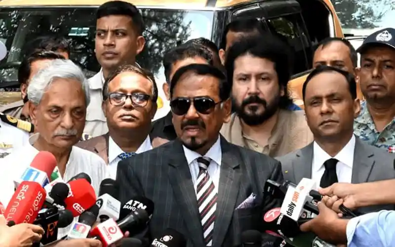 বাংলাদেশের স্পিকার সাংবাদিকদের সঙ্গে কথা বলছেন, বেশ কয়েকজন সাংবাদিক উপস্থিত।. Channel i News - চ্যানেল আই নিউজ