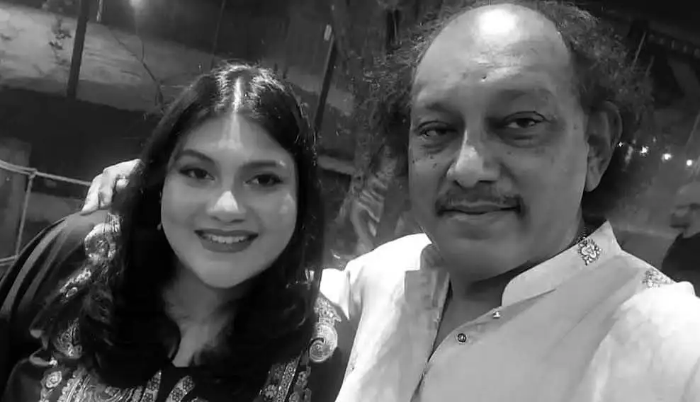 বাবা ও কারিনা একসঙ্গে হাসিমুখে ছবি তুলেছেন. Channel i News - চ্যানেল আই নিউজ