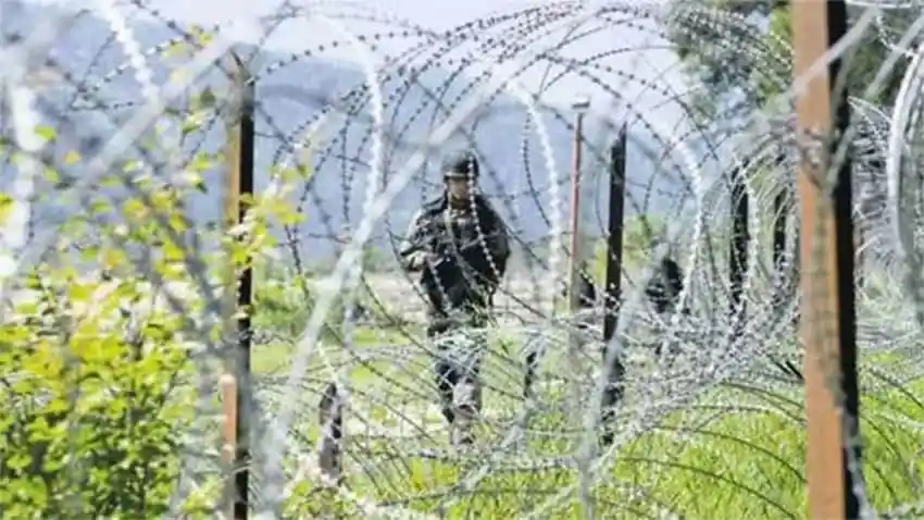 বাঁধের পাশে কাঁটাতার ও তারের জাল, একজন ব্যক্তি দাঁড়িয়ে আছেন. Channel i News - চ্যানেল আই নিউজ
