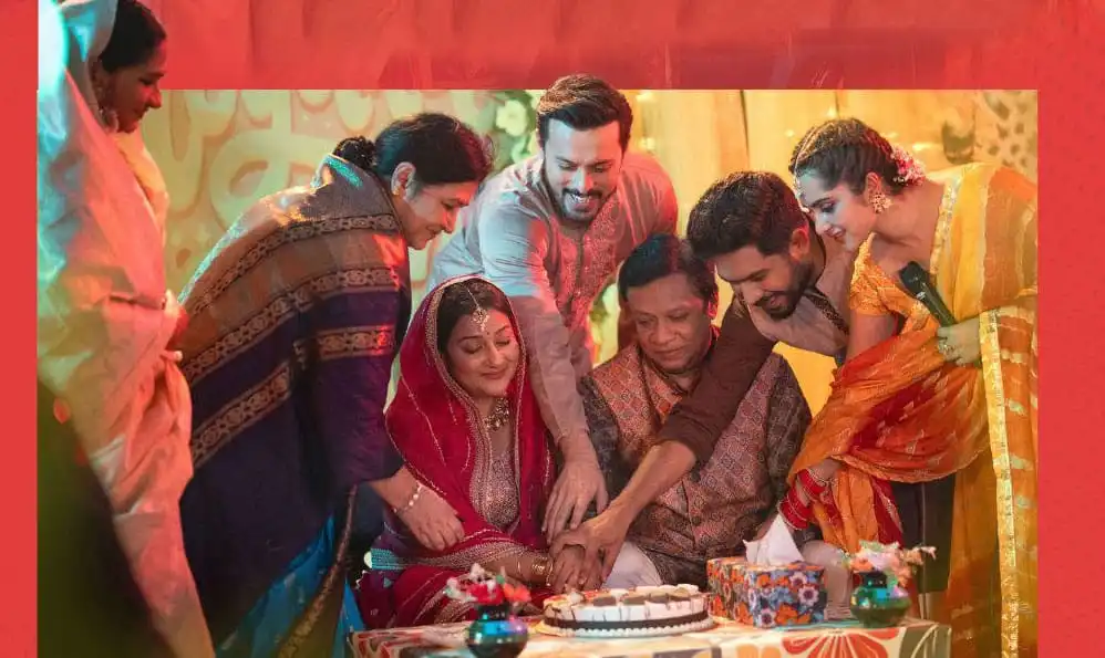 পরিবারের সদস্যরা একসঙ্গে কেক কেটে উদযাপন করছে. Channel i News - চ্যানেল আই নিউজ