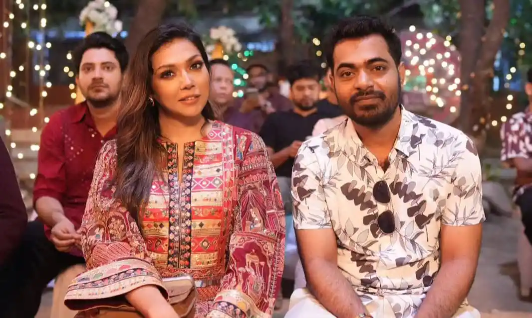 একটি অনুষ্ঠানে উপস্থিত দম্পতি, সুন্দর আলোকসজ্জার পেছনে. Channel i News - চ্যানেল আই নিউজ