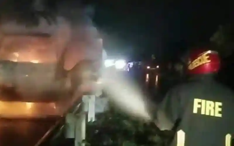 ফায়ার সার্ভিস কর্মী অগ্নিনির্বাপণ কাজ করছেন রাতের অন্ধকারে. Channel i News - চ্যানেল আই নিউজ