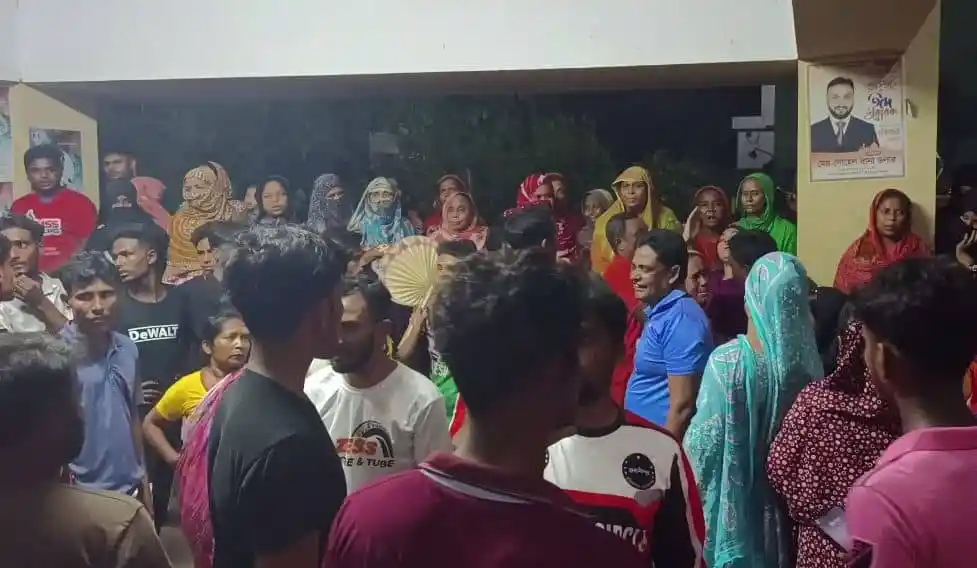 জনসমাগমের মধ্যে দুর্ঘটনা শিকারদের ছবি, আহত ও নিহতের জন্য শোক প্রকাশ. Channel i News - চ্যানেল আই নিউজ