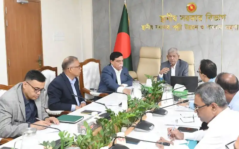 সরকারি প্রকল্পের অগ্রগতি নিয়ে আলোচনা করছেন কর্মকর্তারা. Channel i News - চ্যানেল আই নিউজ