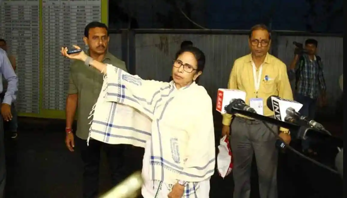 মমতা বন্দ্যোপাধ্যায় সাংবাদিকদের সঙ্গে কথা বলছেন. Channel i News - চ্যানেল আই নিউজ