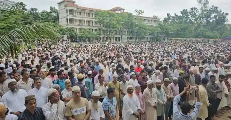 বীর মুক্তিযোদ্ধা ও সাবেক মন্ত্রী মোশাররফ হোসেনের শেষ জানাজায় মানুষের ঢল. Channel i News - চ্যানেল আই নিউজ