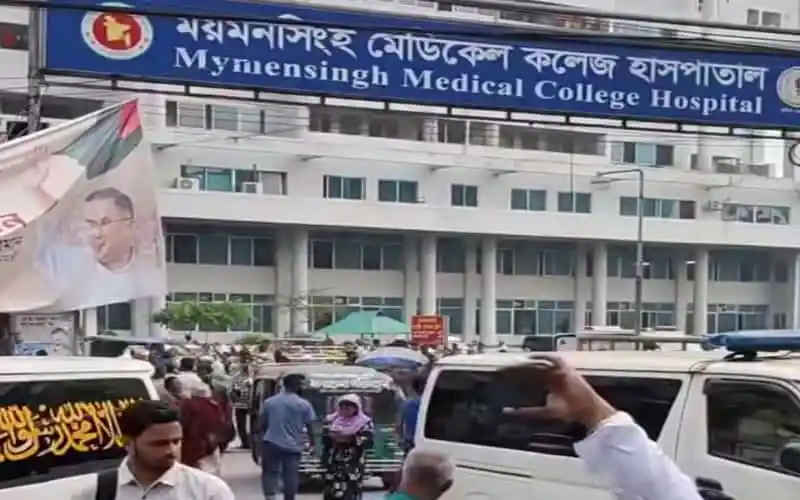 ময়মনসিংহ মেডিকেল কলেজ হাসপাতালের সামনে ভিড় ও যানজট. Channel i News - চ্যানেল আই নিউজ