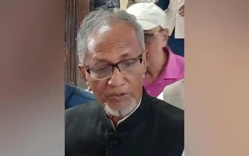 সাবেক এমপি অ্যাডভোকেট মোসলেম উদ্দিনের ছবি, গায়ে কালো পোশাক পরা. Channel i News - চ্যানেল আই নিউজ
