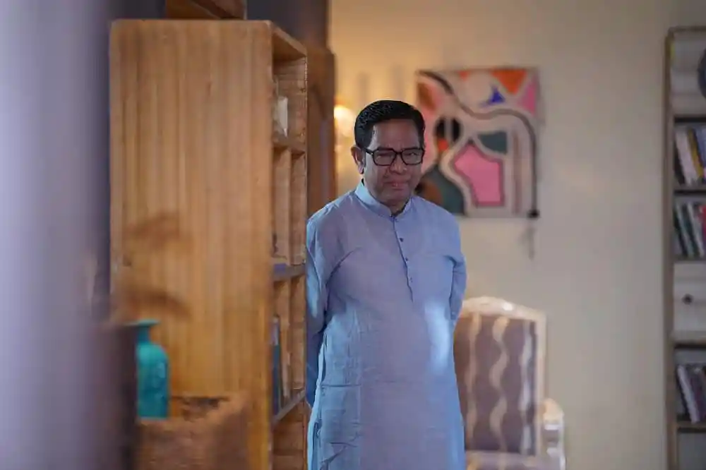 আলোচনামূলক পরিস্থিতিতে একজন ব্যক্তি বইয়ের শেলফের পাশে দাঁড়িয়ে আছেন।. Channel i News - চ্যানেল আই নিউজ
