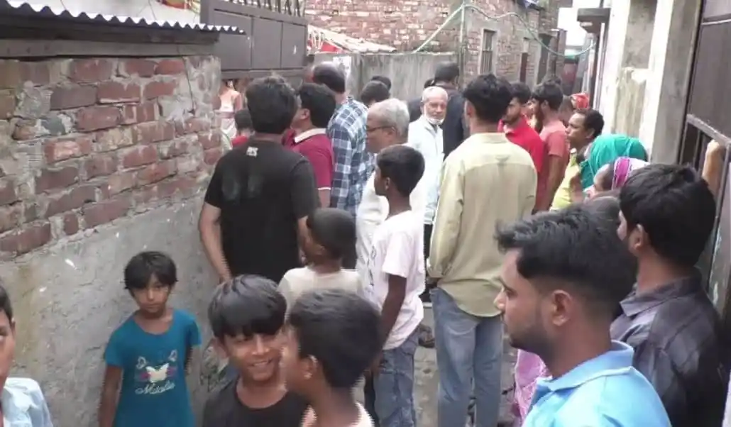 গ্যাস লিকেজ থেকে বিস্ফোরণে দগ্ধ পরিবারের সদস্যরা হাসপাতালে. Channel i News - চ্যানেল আই নিউজ