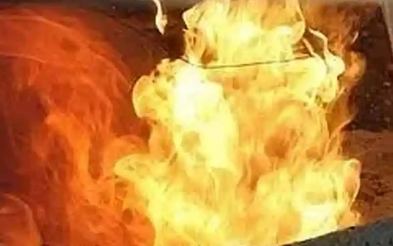 গ্যাস লিকেজের বিস্ফোরণে আগুনের ফুলকি ও ধোঁয়া ছড়িয়ে পড়ছে. Channel i News - চ্যানেল আই নিউজ