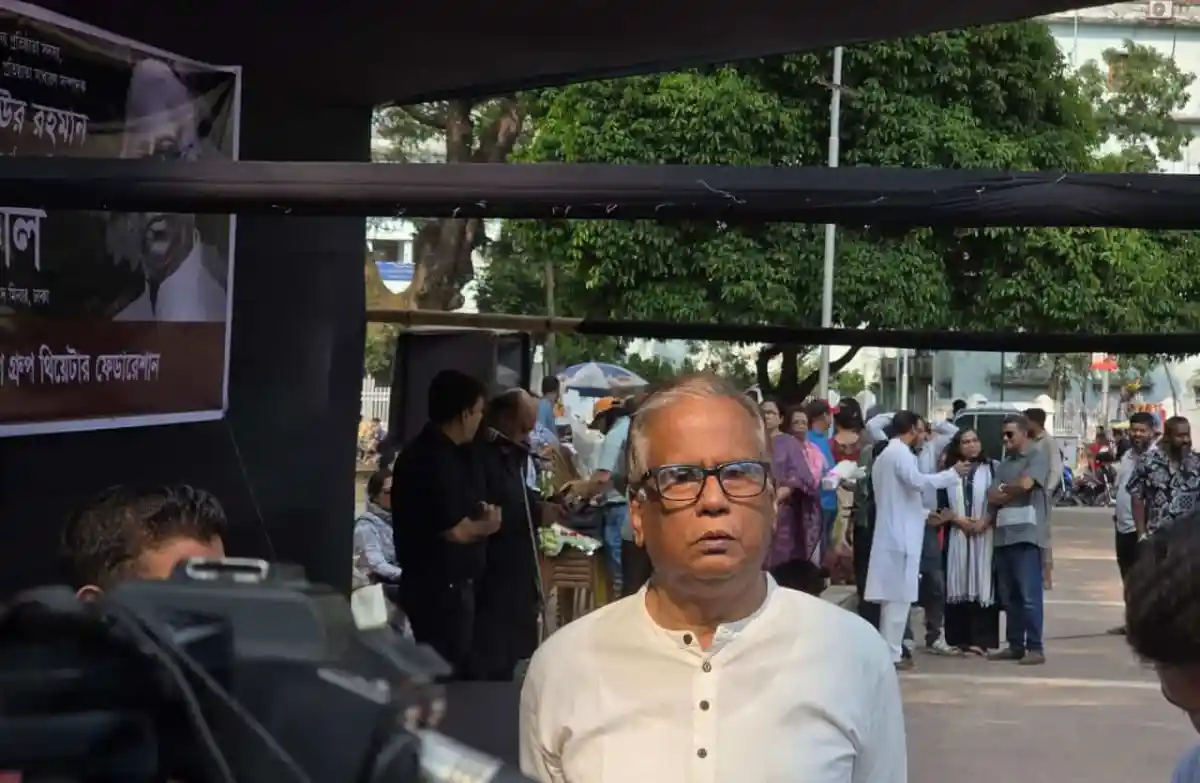 জনপ্রিয় ব্যক্তিত্বের সাক্ষাৎকারের সময় ছবি, জনসমাগমের মধ্যে. Channel i News - চ্যানেল আই নিউজ