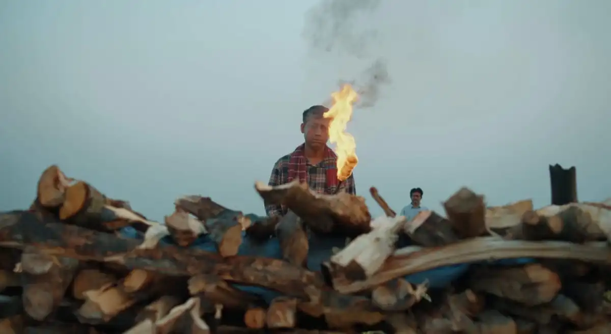 দূষিত পরিবেশে আগুন জ্বলছে, ধোঁয়া ও ধ্বংসাবশেষের মাঝে একজন ব্যক্তি. Channel i News - চ্যানেল আই নিউজ