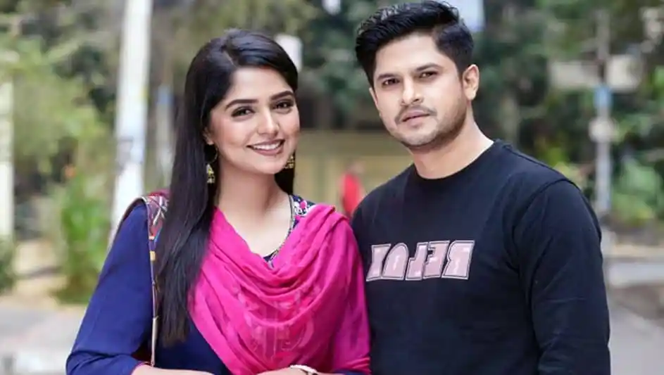 একজন নারী ও একজন পুরুষ হাসিমুখে ছবি তুলছেন. Channel i News - চ্যানেল আই নিউজ