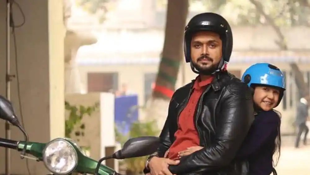 বাইক চালাচ্ছেন যুবক ও শিশু, নিরাপদ হেলমেট পরা. Channel i News - চ্যানেল আই নিউজ