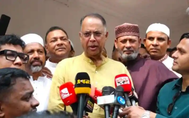 বাংলাদেশের একজন নেতা সংবাদমাধ্যমের সামনে বক্তব্য দিচ্ছেন।. Channel i News - চ্যানেল আই নিউজ