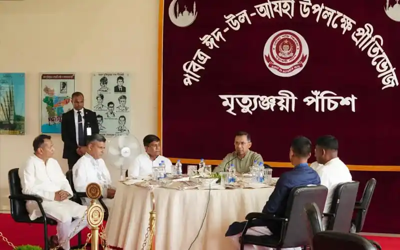 প্রধানমন্ত্রী সেনাসদস্যদের সঙ্গে ঈদুল আজহার শুভেচ্ছা বিনিময় করছেন. Channel i News - চ্যানেল আই নিউজ