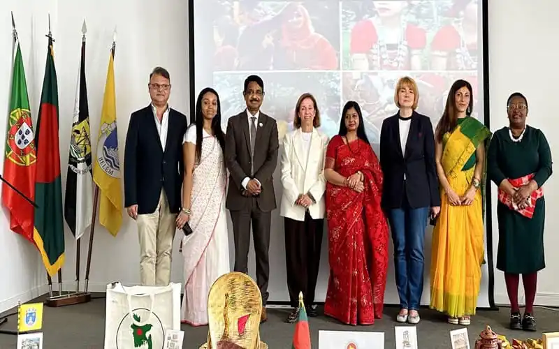 নারী উদ্যোক্তা মেলা ও সাংস্কৃতিক অনুষ্ঠানে অংশগ্রহণকারী নারী ও পুরুষরা. Channel i News - চ্যানেল আই নিউজ